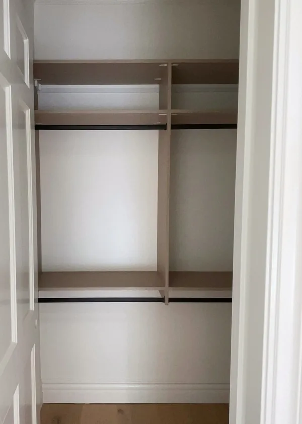 Reach-in closet with double hanging on both sides of a center shelf column