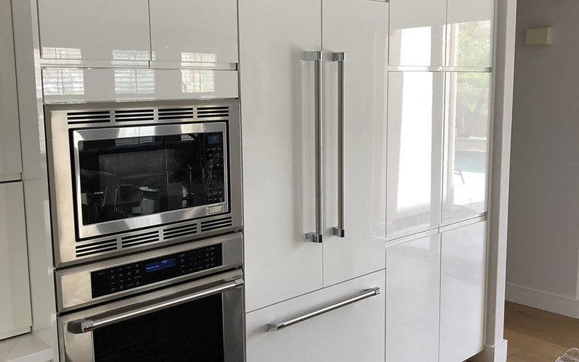 Frameless Alder Kitchen with Shaker Style doors with a Merlot Lacquer Finish