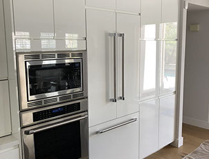 Frameless Alder Kitchen with Shaker Style doors with a Merlot Lacquer Finish